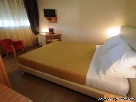 Hotel Riviera Марина-ди-Равенна Номер фото